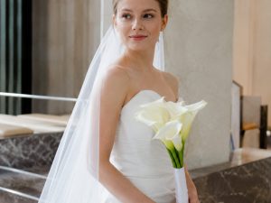 Букет с каллами — получатель с букетом