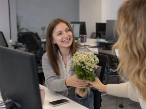 Букет с танацетумом — получатель с букетом