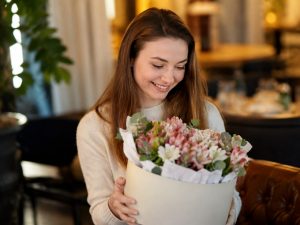 Цветы в коробке с альстромериями — нежная розово-белая композиция в подарок подруге на день рождения