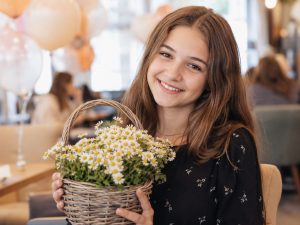 Цветы в корзинке с ромашками — корзина белых ромашек девушке на день рождения